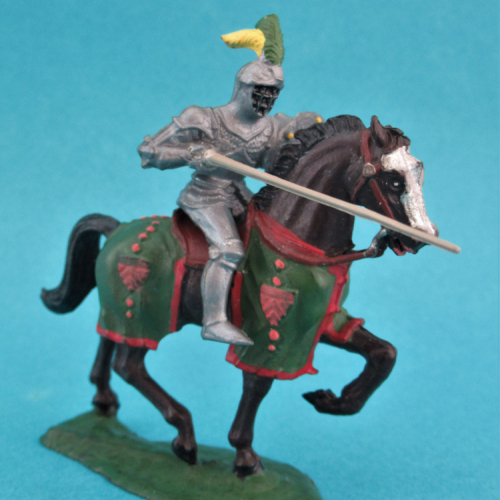 8966 4 Chevalier en armure  sur cheval caparaçonné, avec lance, bouclier, casque à plumets visière fermée (II b).